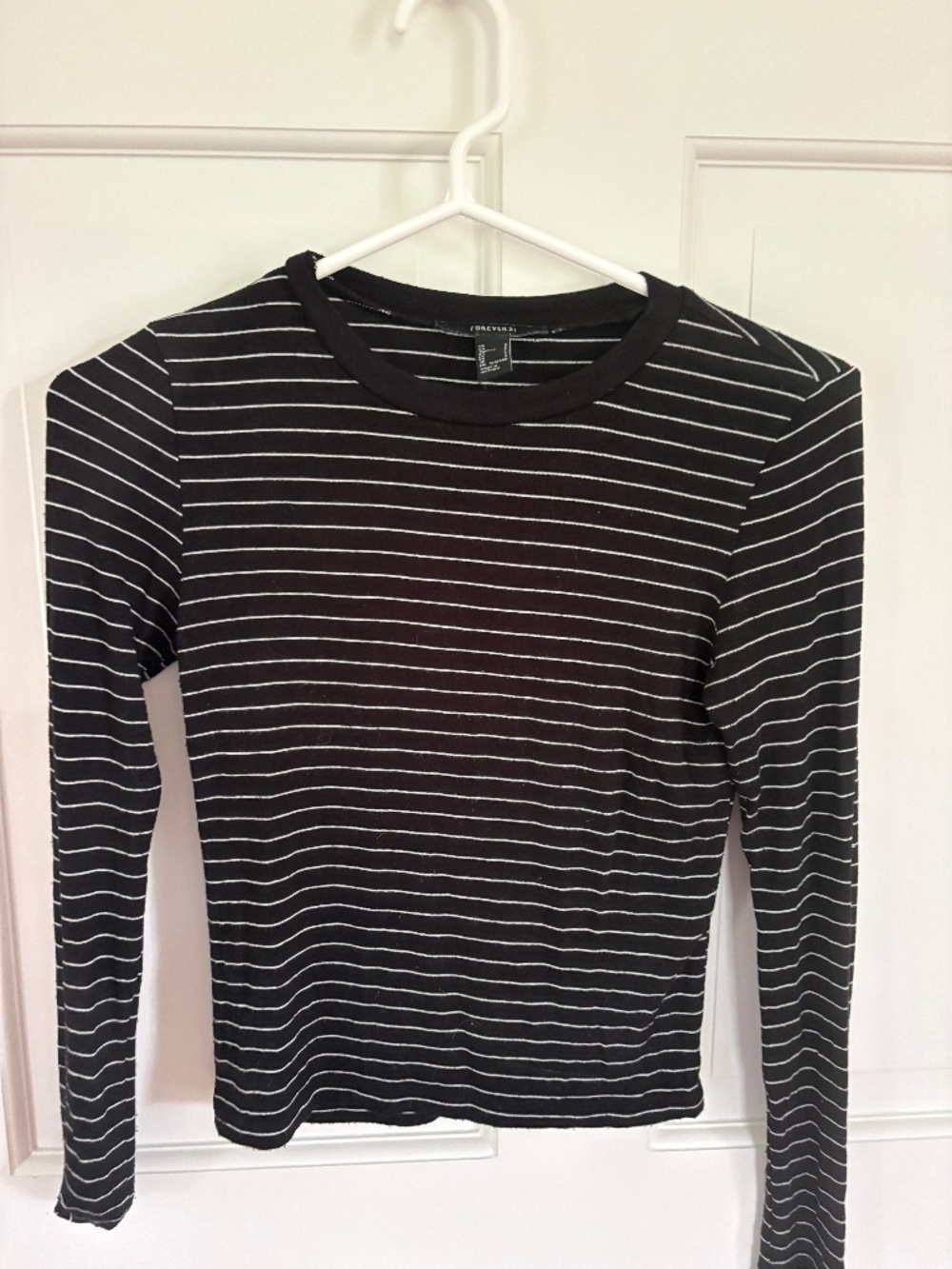 FOREVER 21 BLACK WITH WHITE STRIPES SOFT L. SLEEVE TOP SIZE S